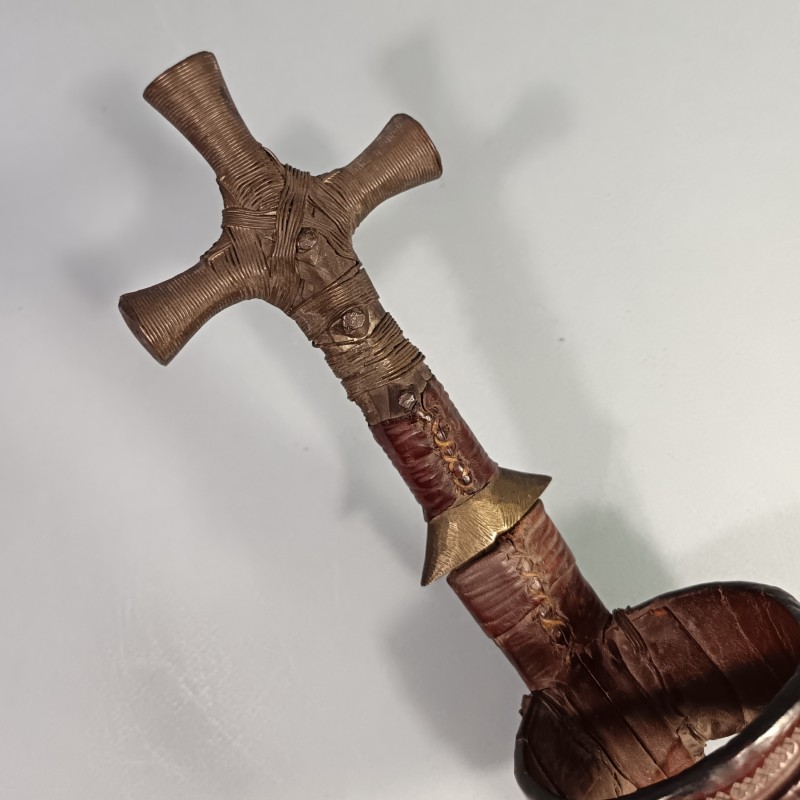 COUTEAU OU POIGNARD DE BRAS AFRICAIN TOUAREG OU PEUL TELEK OU GOZMA POIGNEE EN CROIX